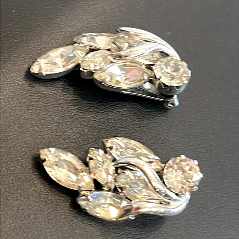 Weiss Vintage Crystal Clip On Earring. Stunning Craftsmanship. Breathtaking - Picture 7 of 8